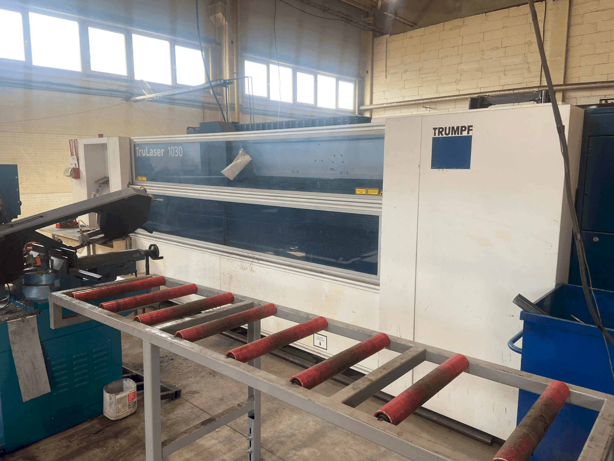 Vista frontal de la máquina TRUMPF TruLaser 1030