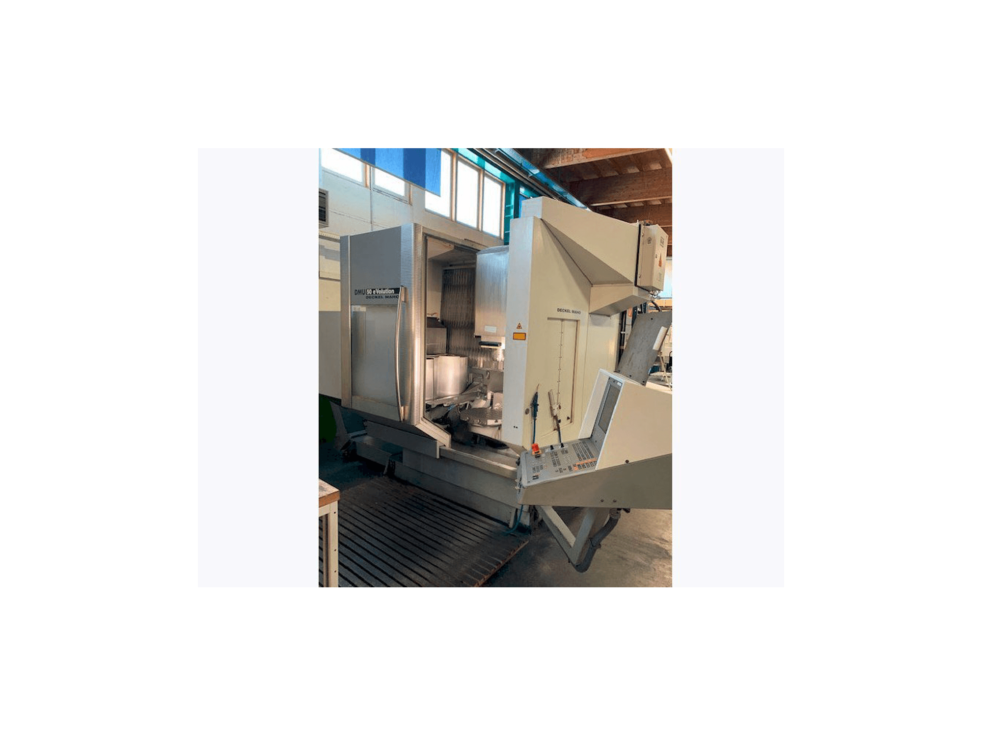 Vista frontal de la máquina DECKEL MAHO DMU 50 eVolution