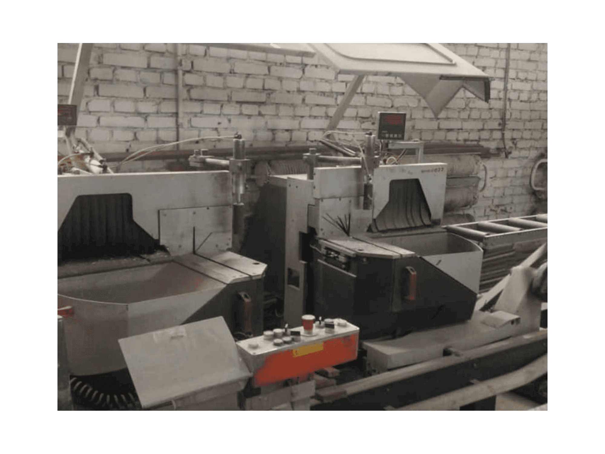 Vista frontal de la máquina Elumatec DG 104/02 + E111