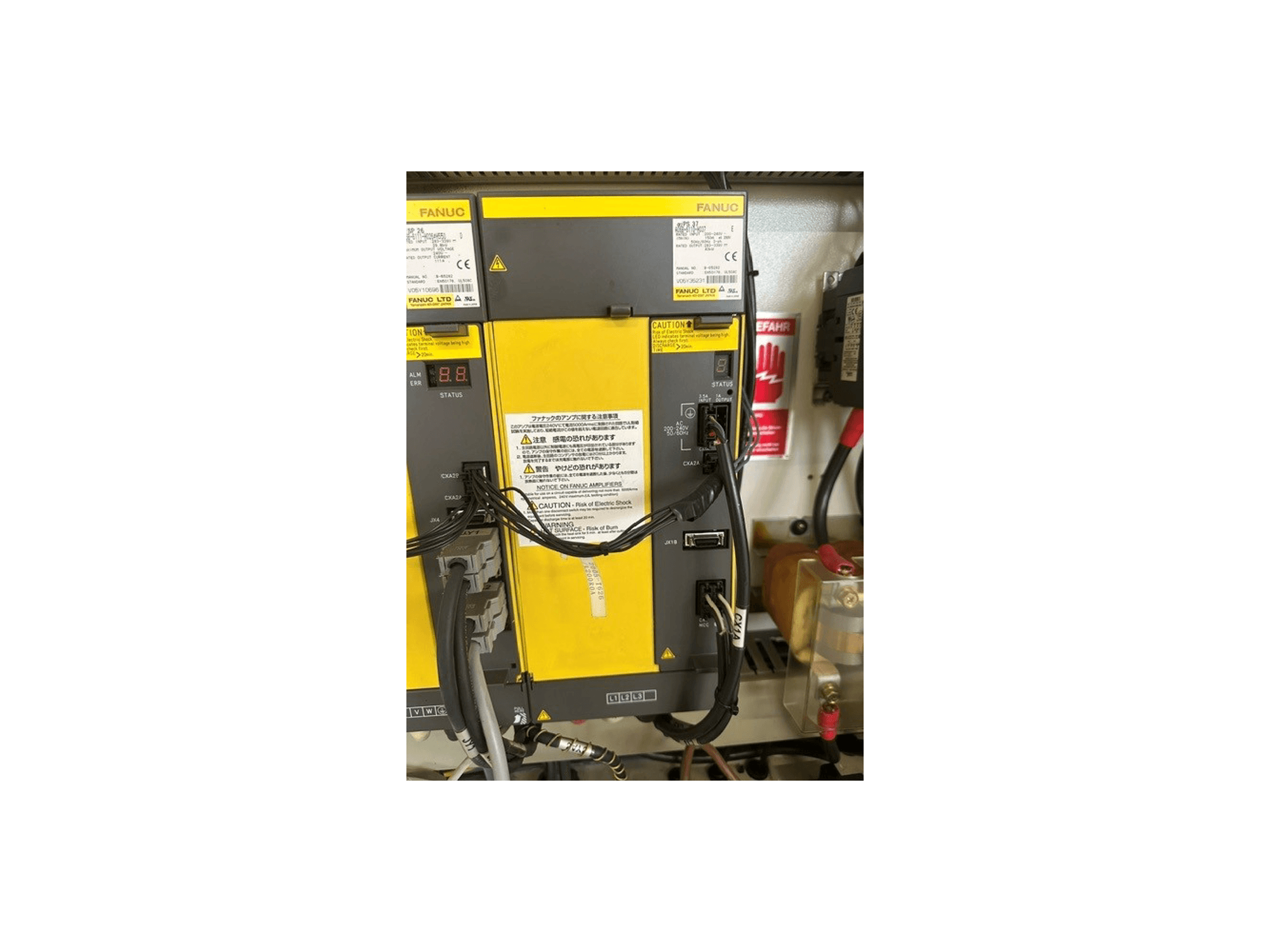 Panel de control del centro de mecanizado universal MIKRON HSM 600 U, en el que se aprecian los componentes de FANUC, la pantalla de estado y las conexiones de cableado.