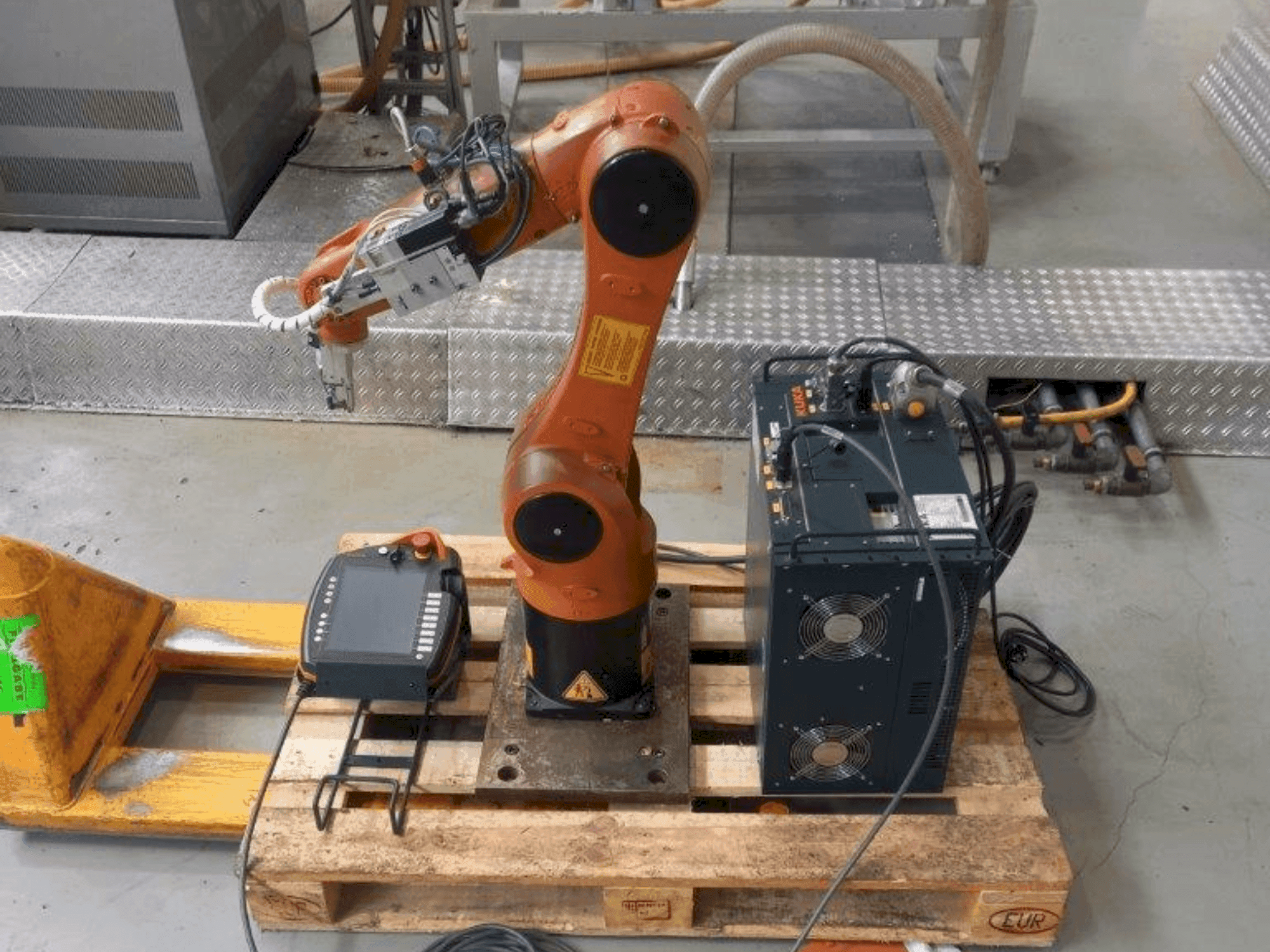 Vista frontal de la máquina KUKA KR 6 R900 sixx
