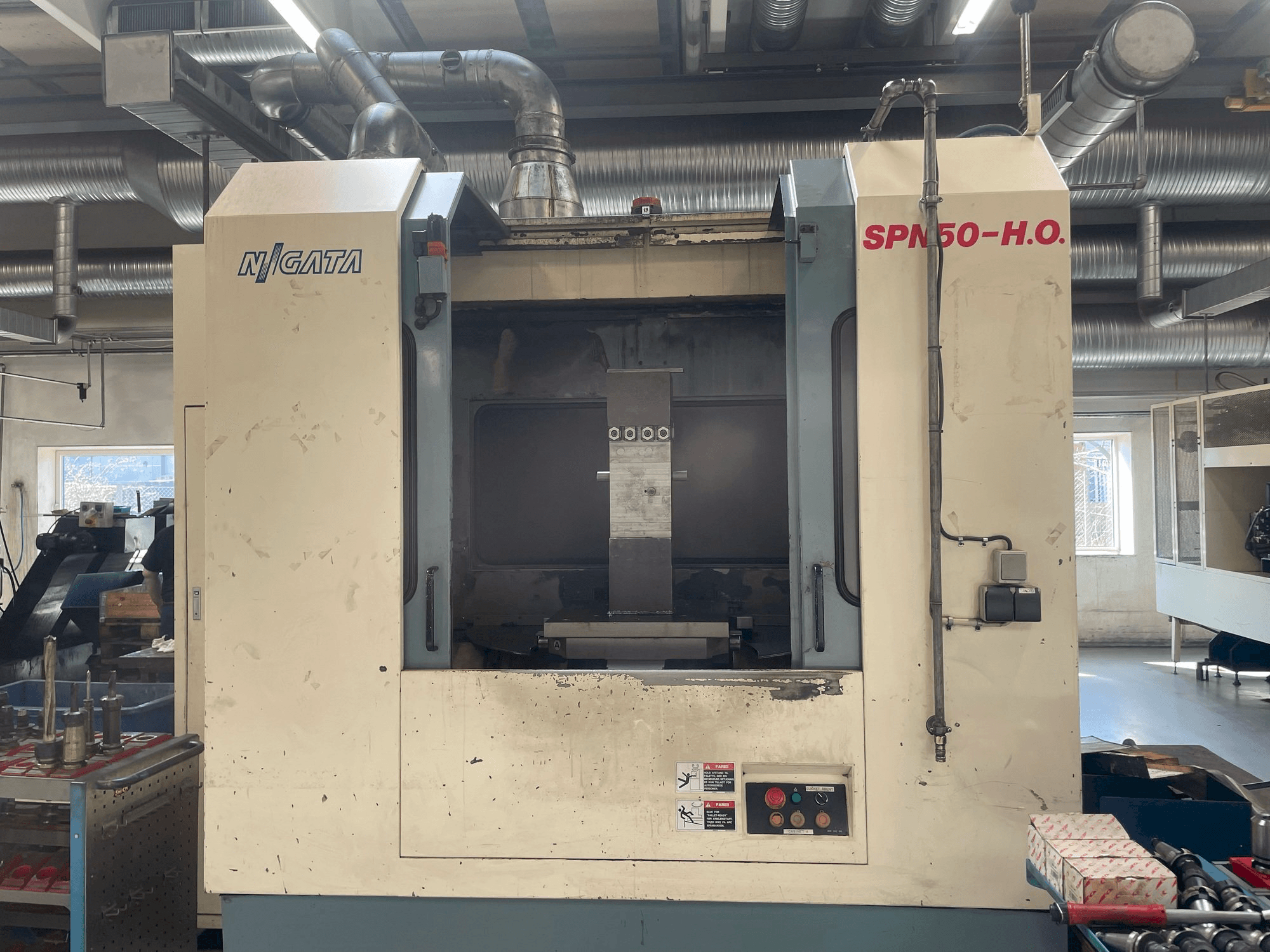 Vista frontal de la máquina Niigata SPN 50-HO