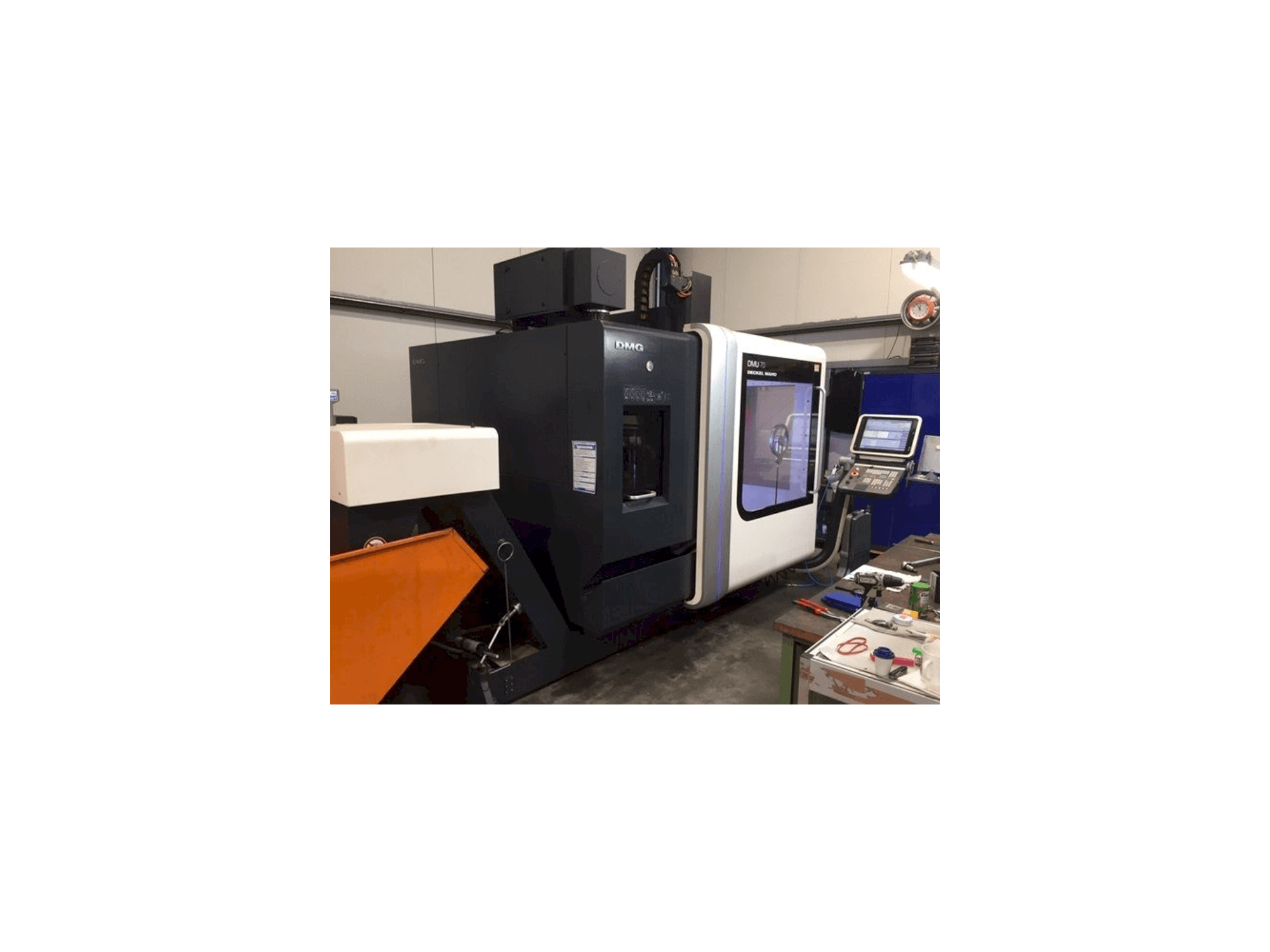 Vista frontal de la máquina DECKEL MAHO DMU 70