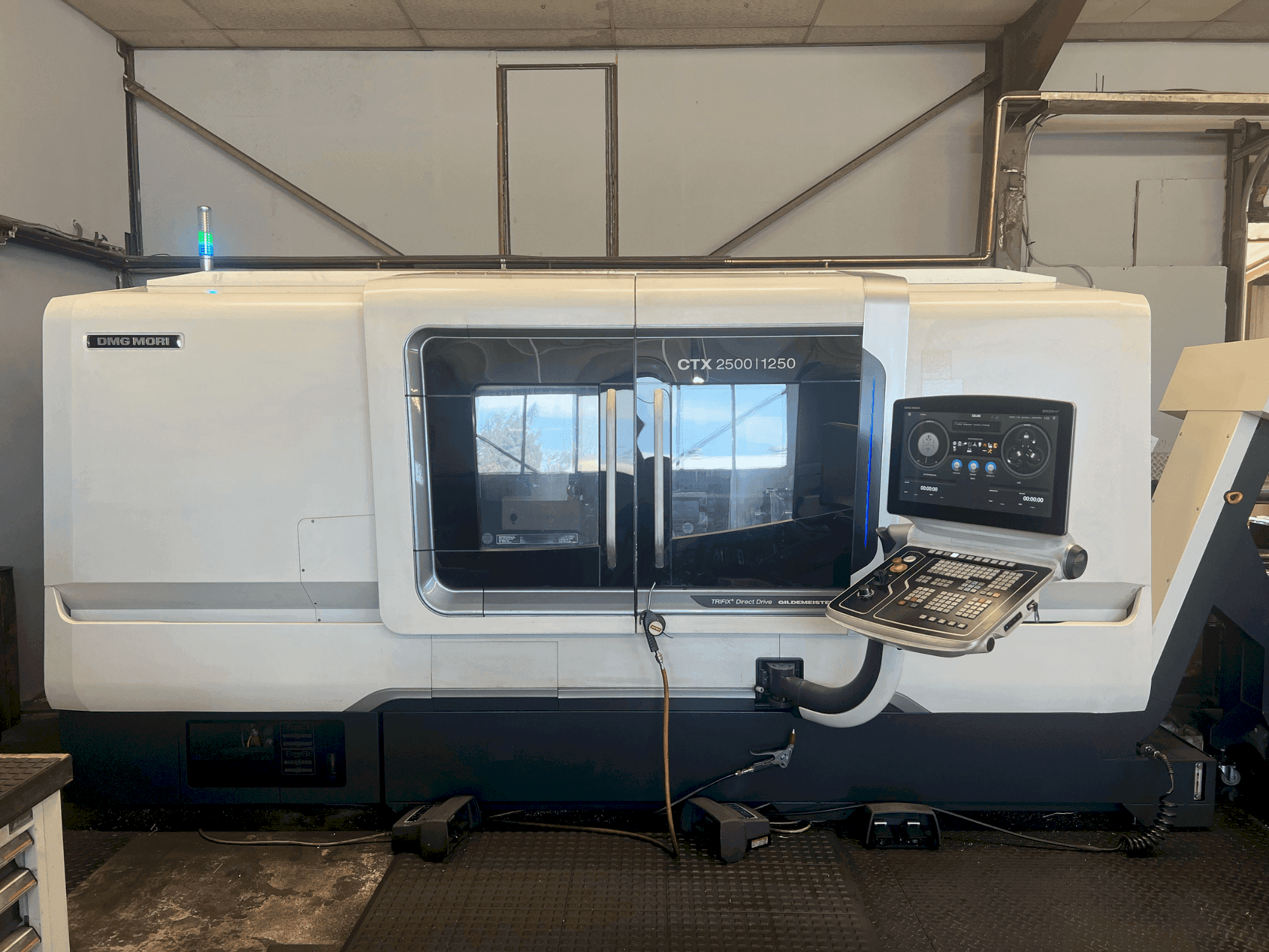 Vista frontal de la máquina DMG MORI CTX 2500/1250