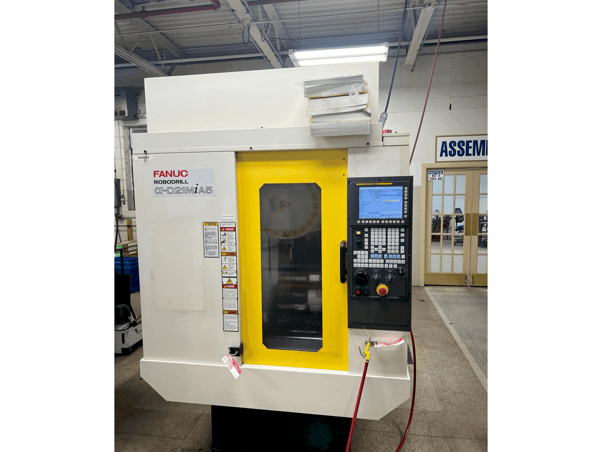 Vista frontal de la máquina FANUC Robodrill D21MiA5