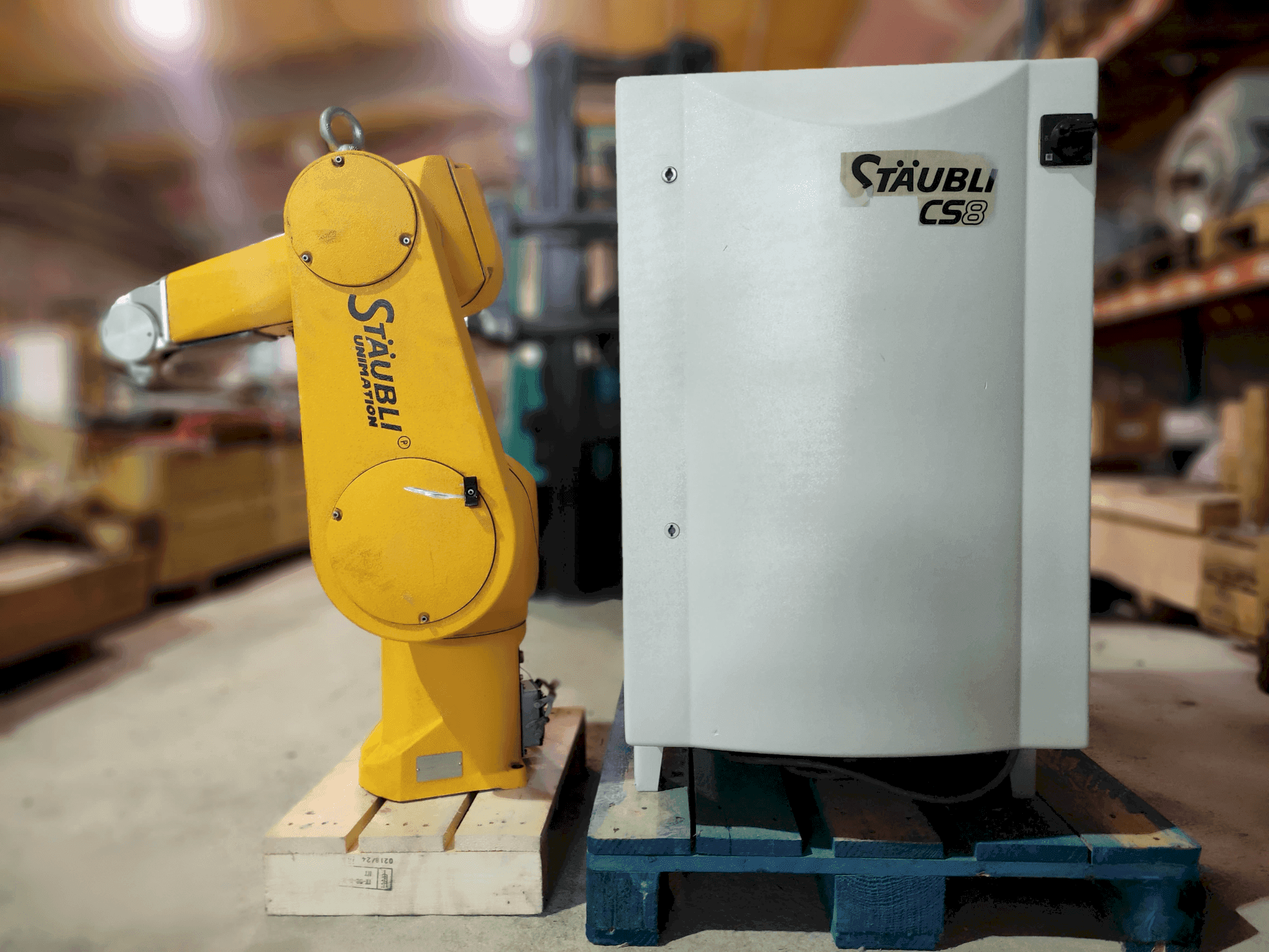 Vista frontal de la máquina STAUBLI RX90B