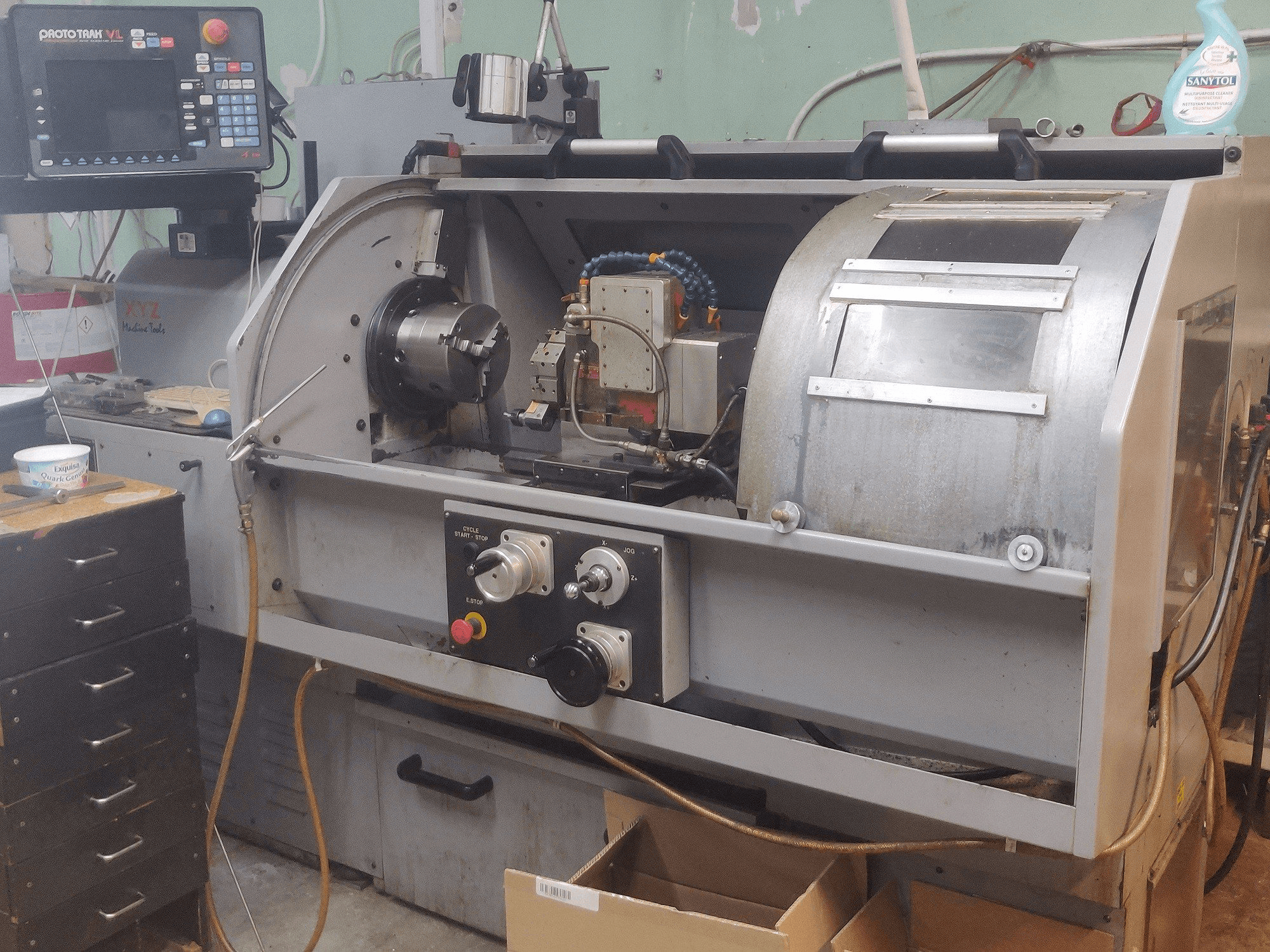 Vista lateral izquierda de la máquina XYZ VL355