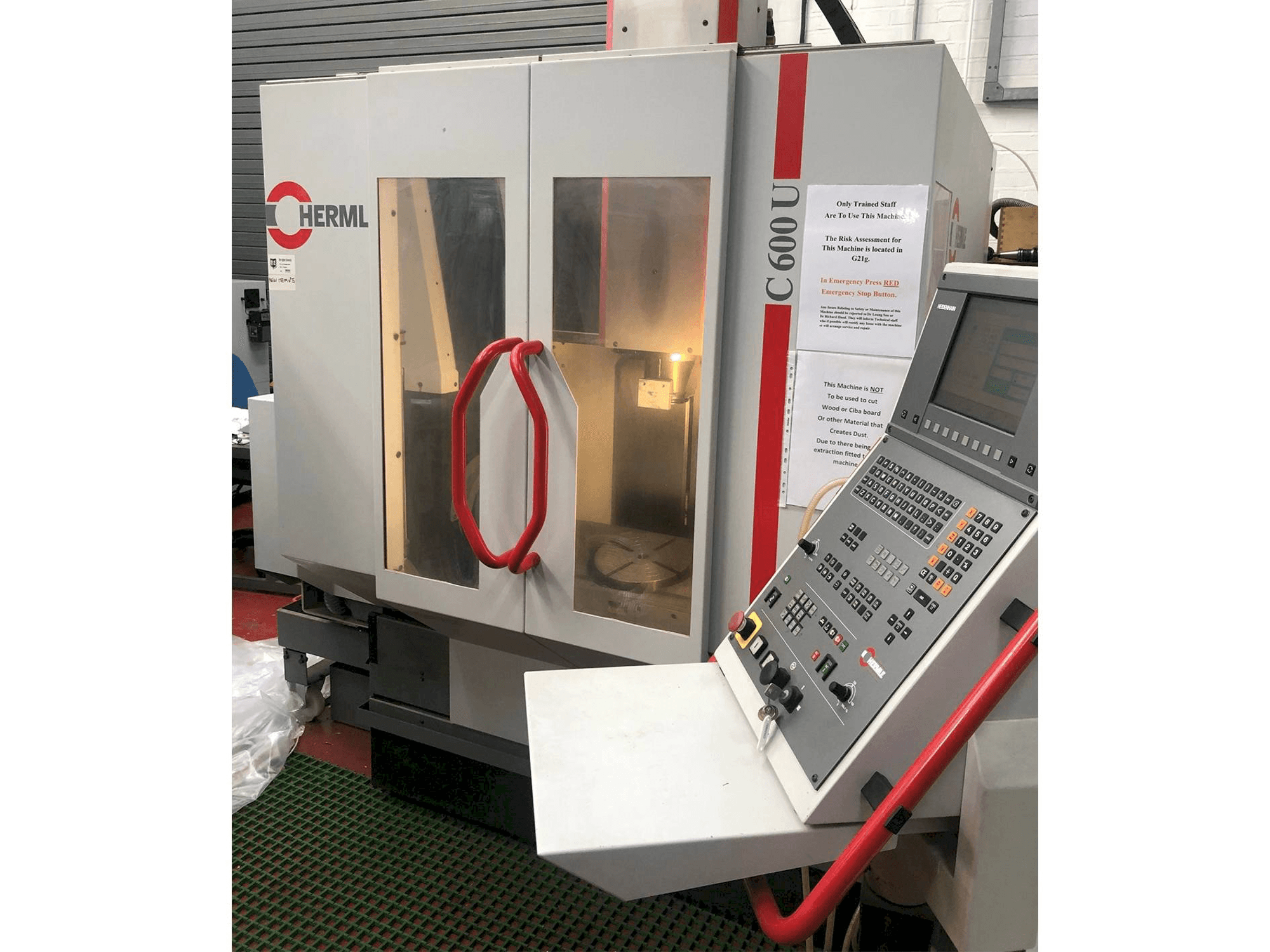 Vista frontal de la máquina HERMLE B 600 U