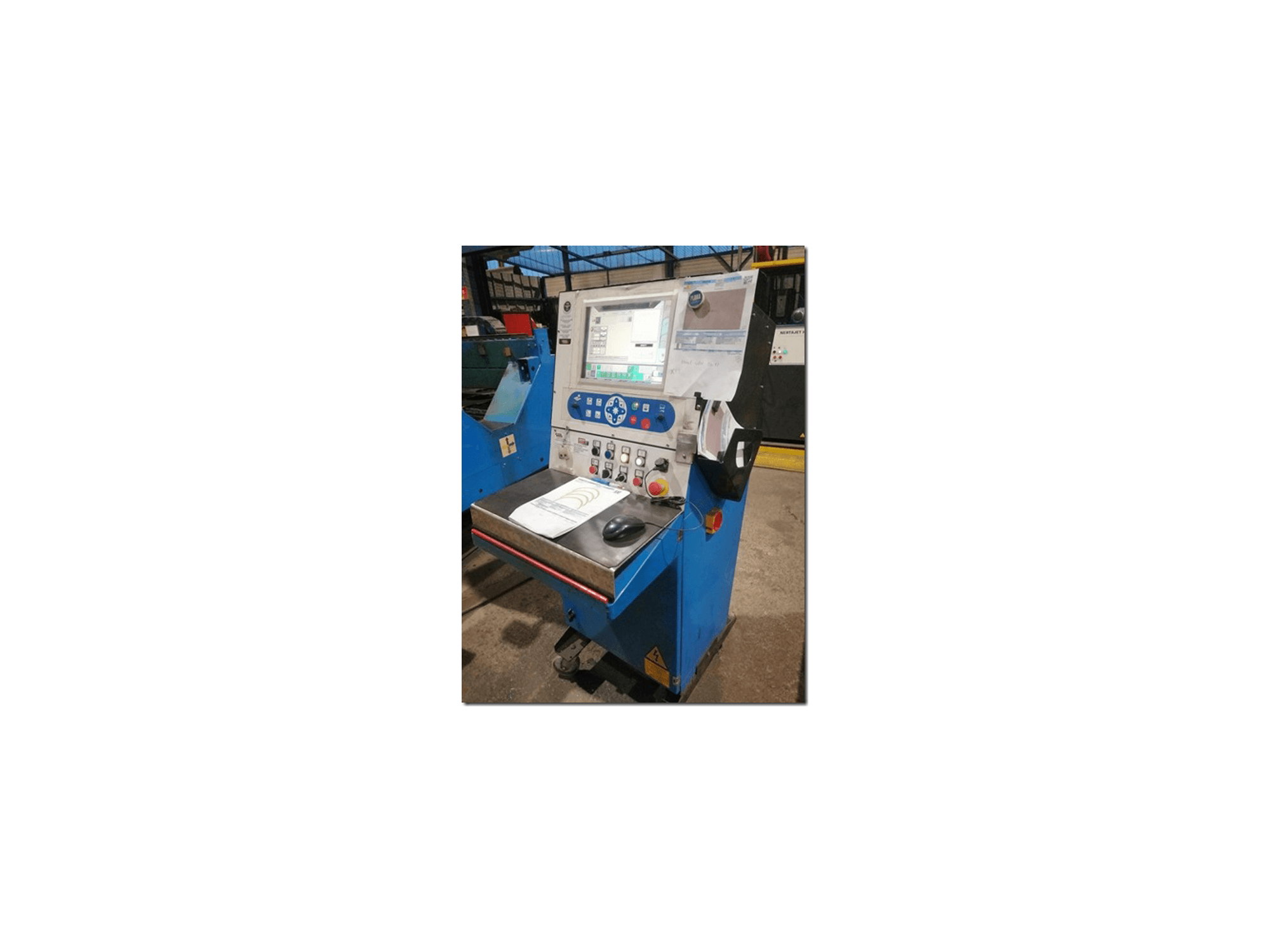 Panel de control de una máquina industrial con pantalla, botones y ratón, visto de frente. Cuerpo azul con marcas de seguridad.