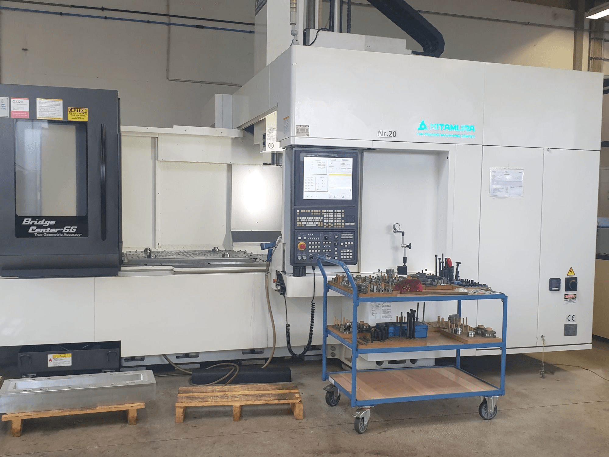 Vista frontal de la máquina Kitamura Bridge Center 6G