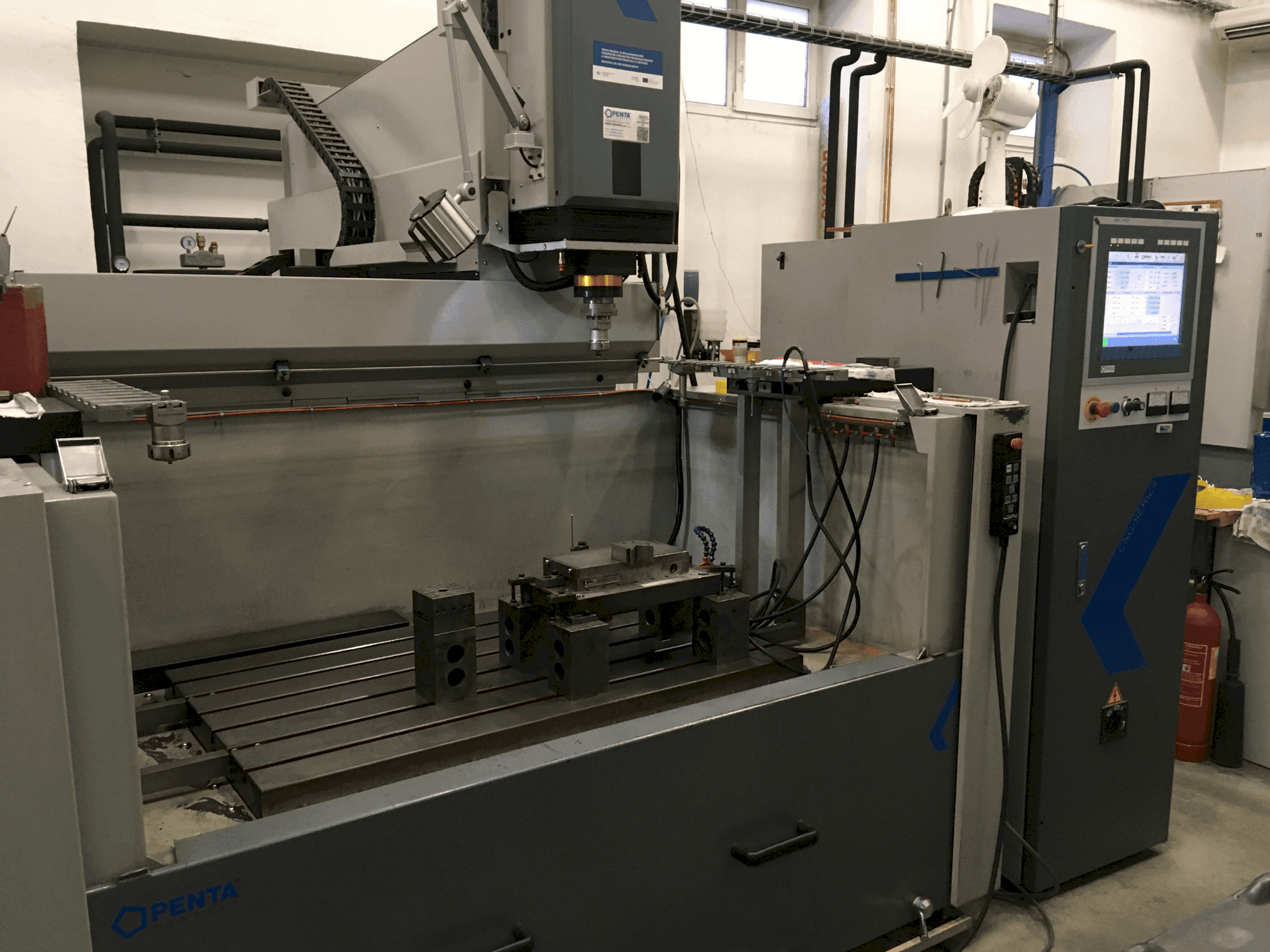 Vista frontal de la máquina PENTA 1060 CNC