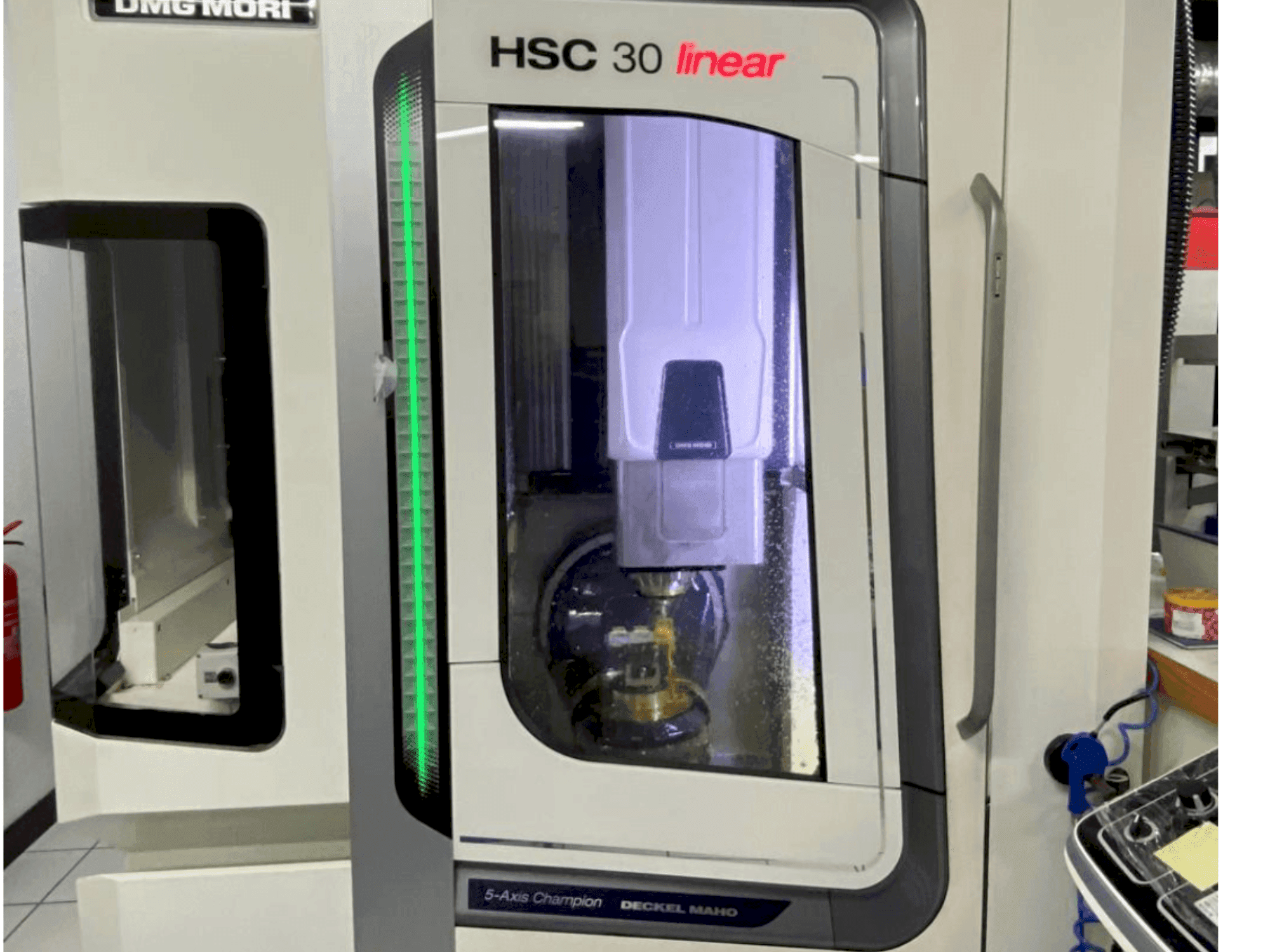 Vista frontal de la máquina DMG MORI HSC 30 linear
