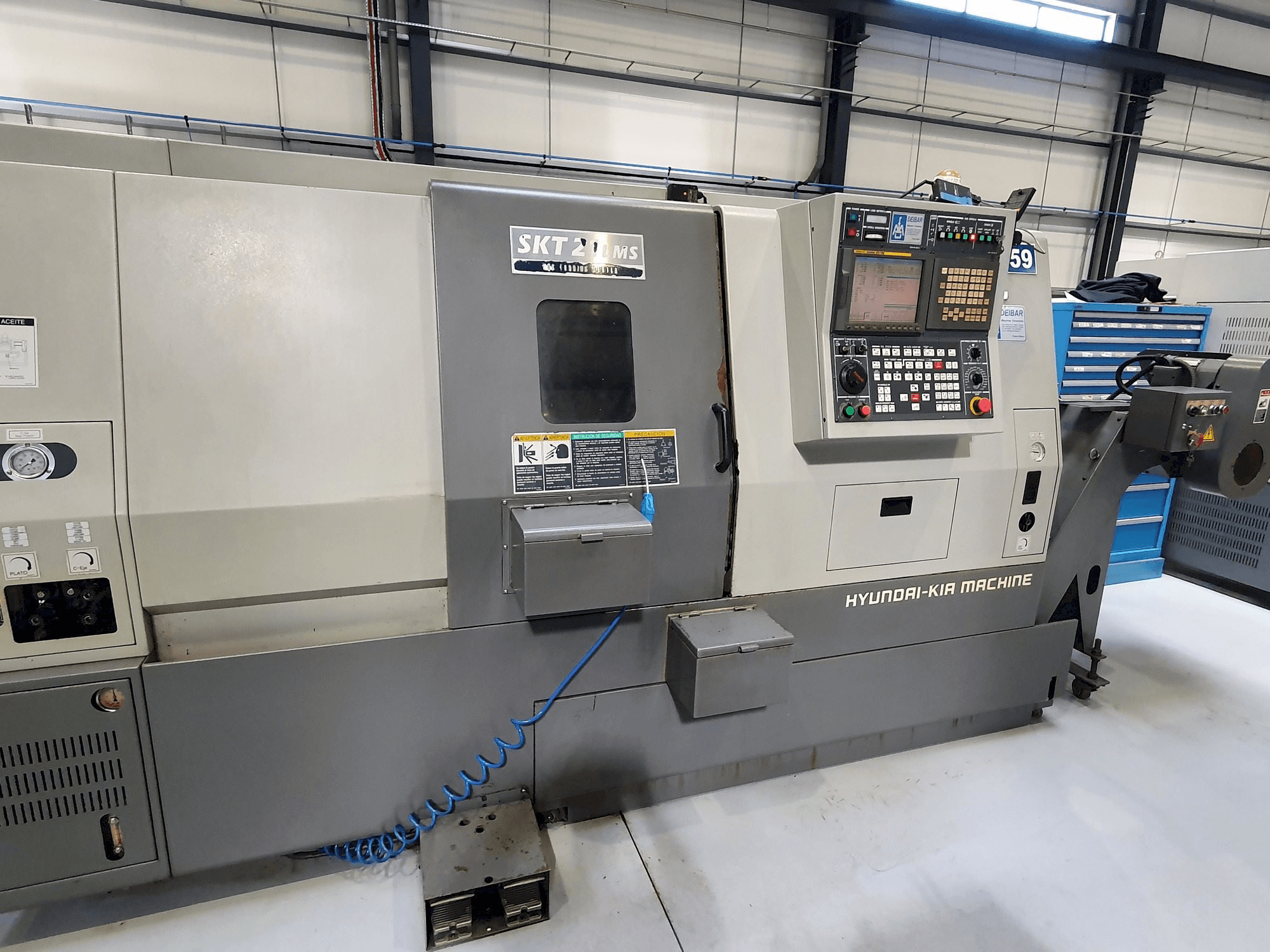 Vista frontal de la máquina Hyundai SKT21LMS