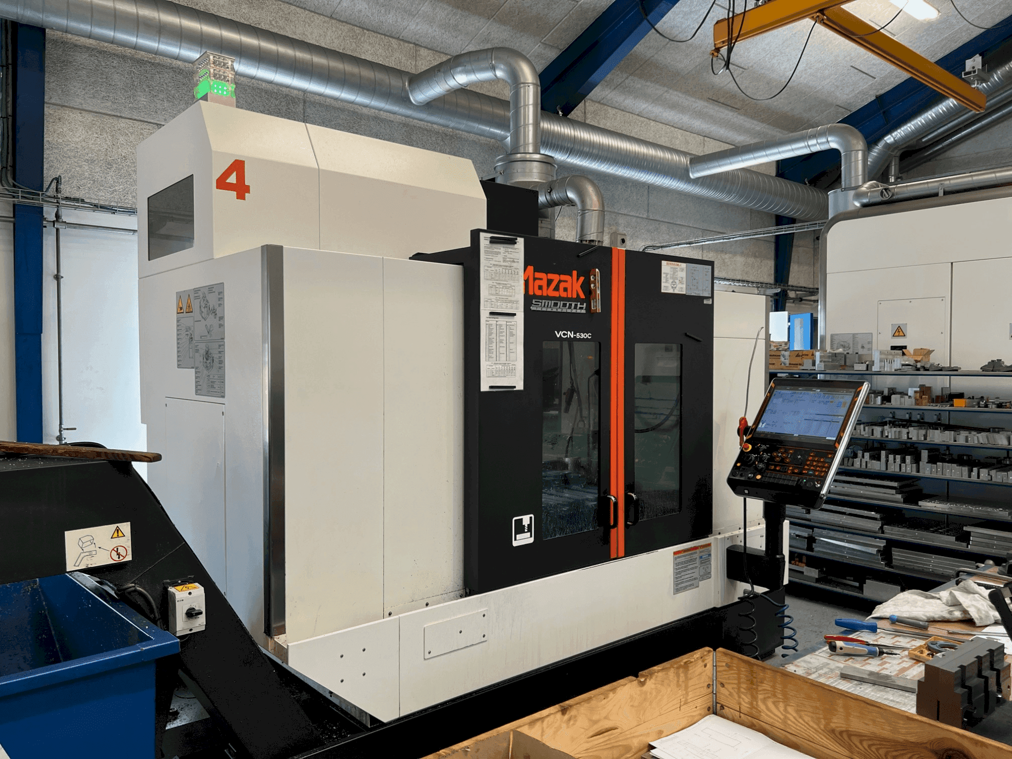 Vista frontal de la máquina Mazak VCN-530C