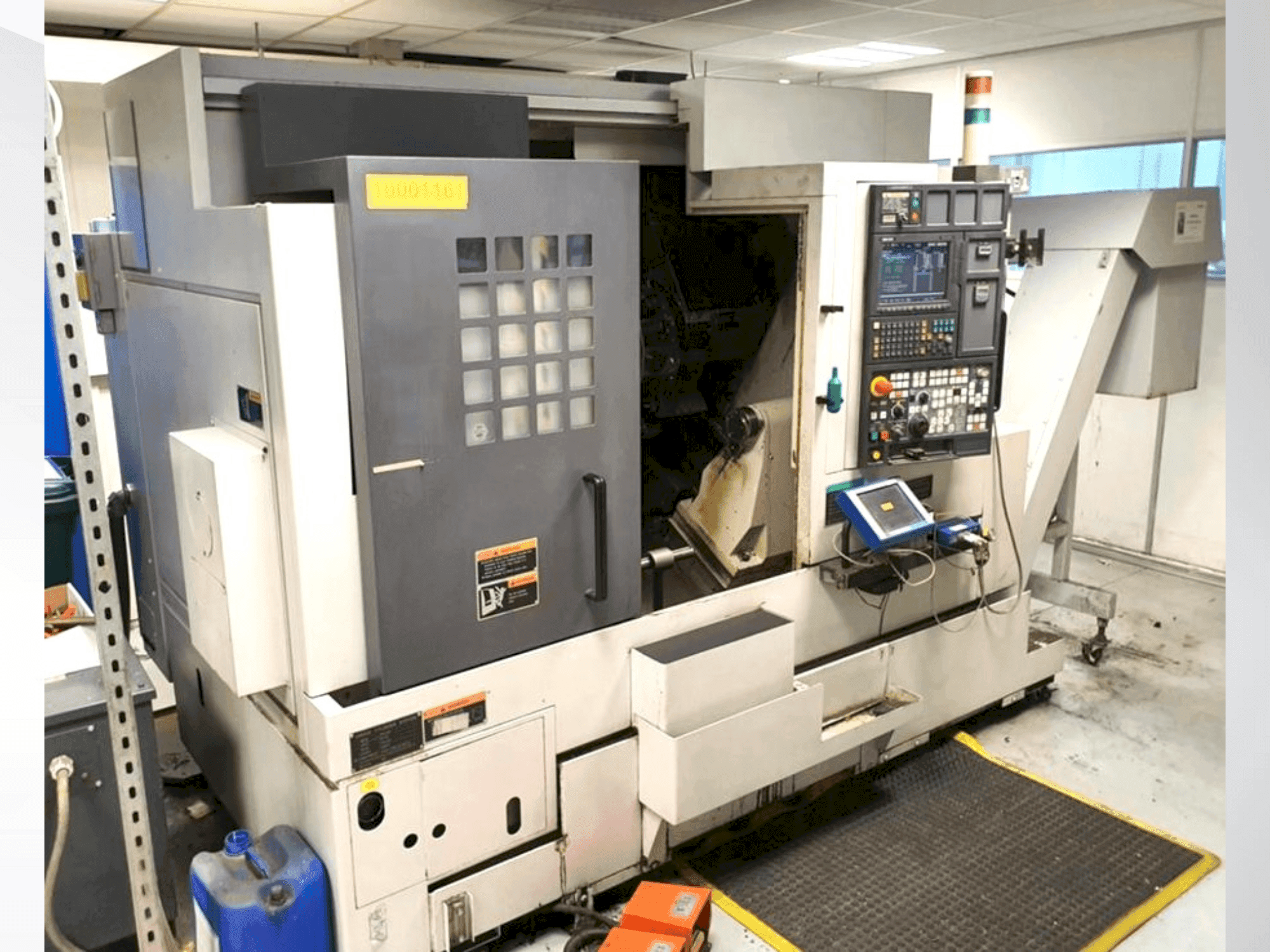 Vista frontal de la máquina MORI SEIKI 2009