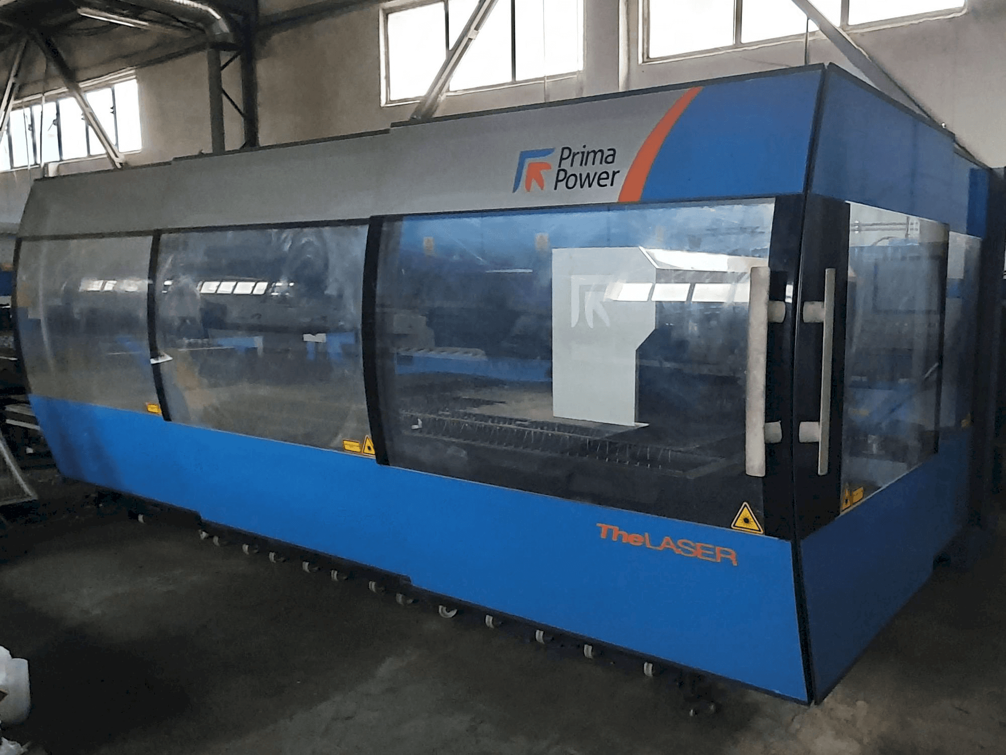 Vista frontal de la máquina Prima Power Platino 1530