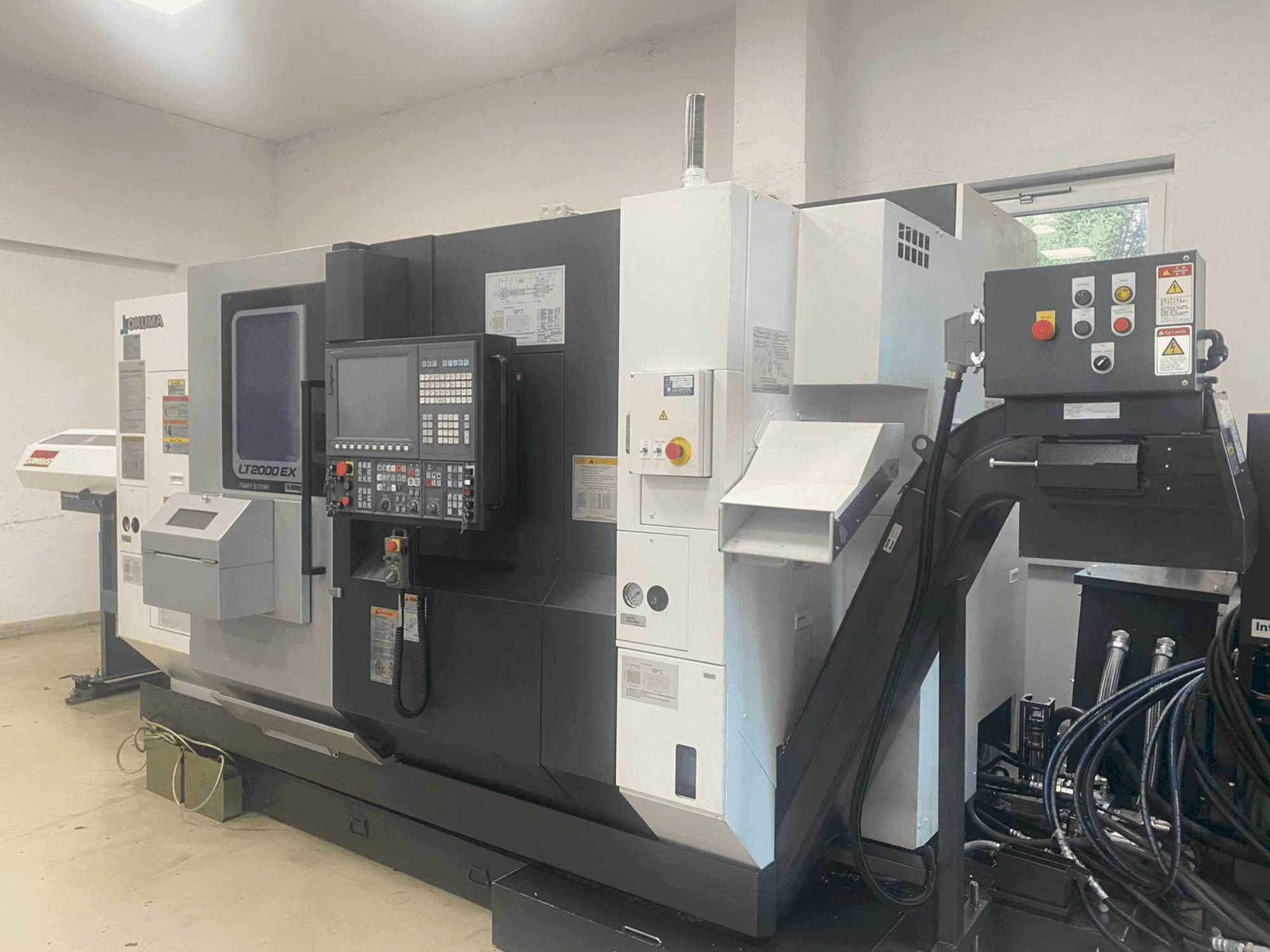 Vista frontal de la máquina Okuma LT2000-2T1MY