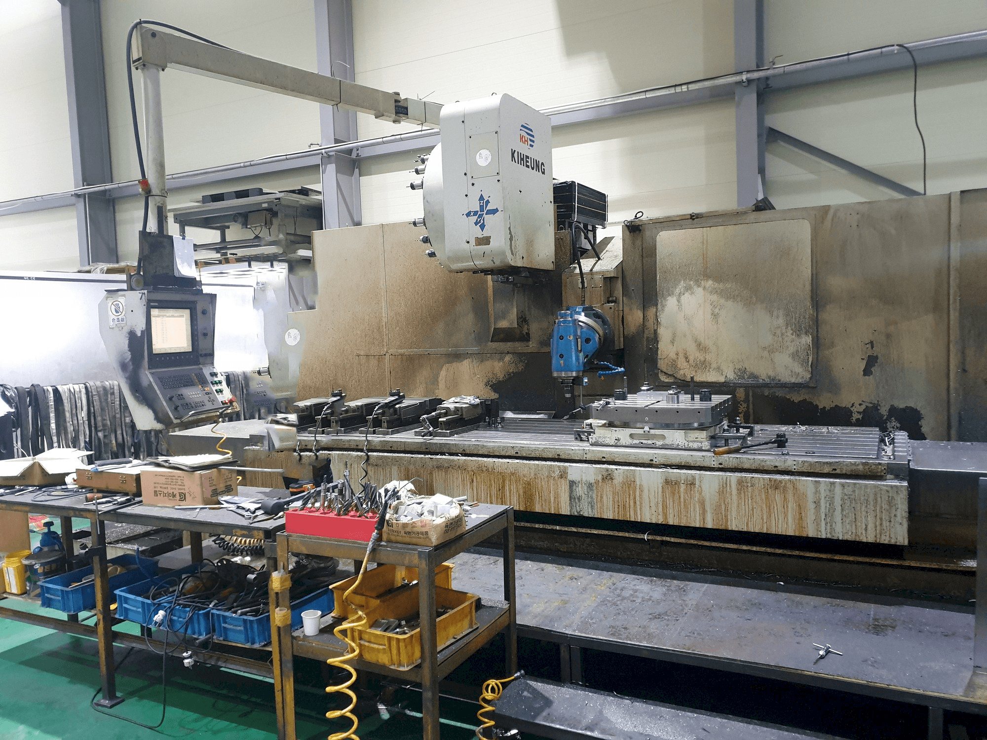 Vista frontal de la máquina KIHEUNG KNC-U1000