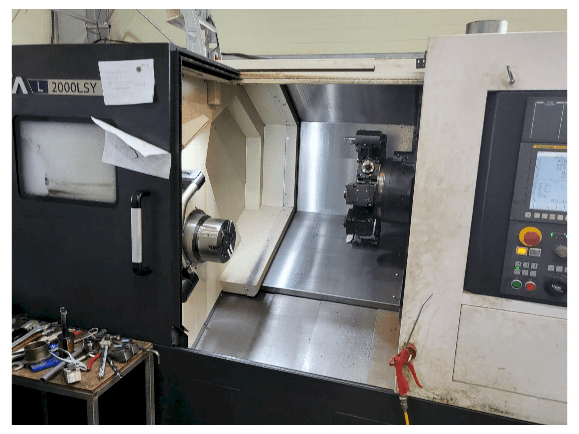 Vista frontal de la máquina Hyundai Wia L2000LSY