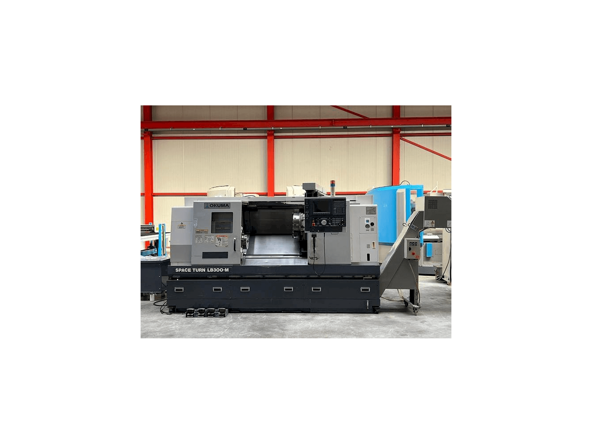 Vista frontal de la máquina Okuma LB 300M