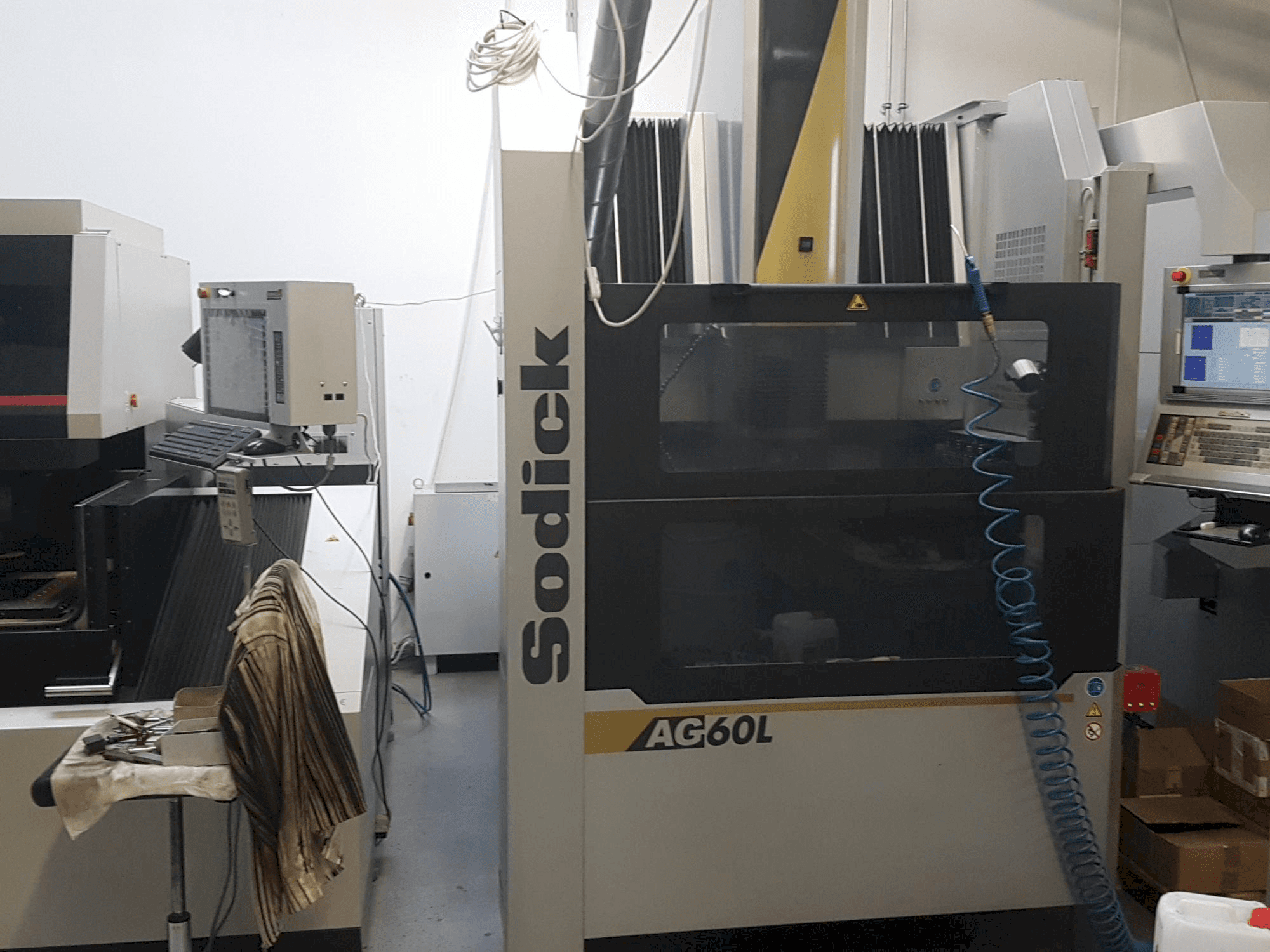 Vista frontal de la máquina Sodick AG60L