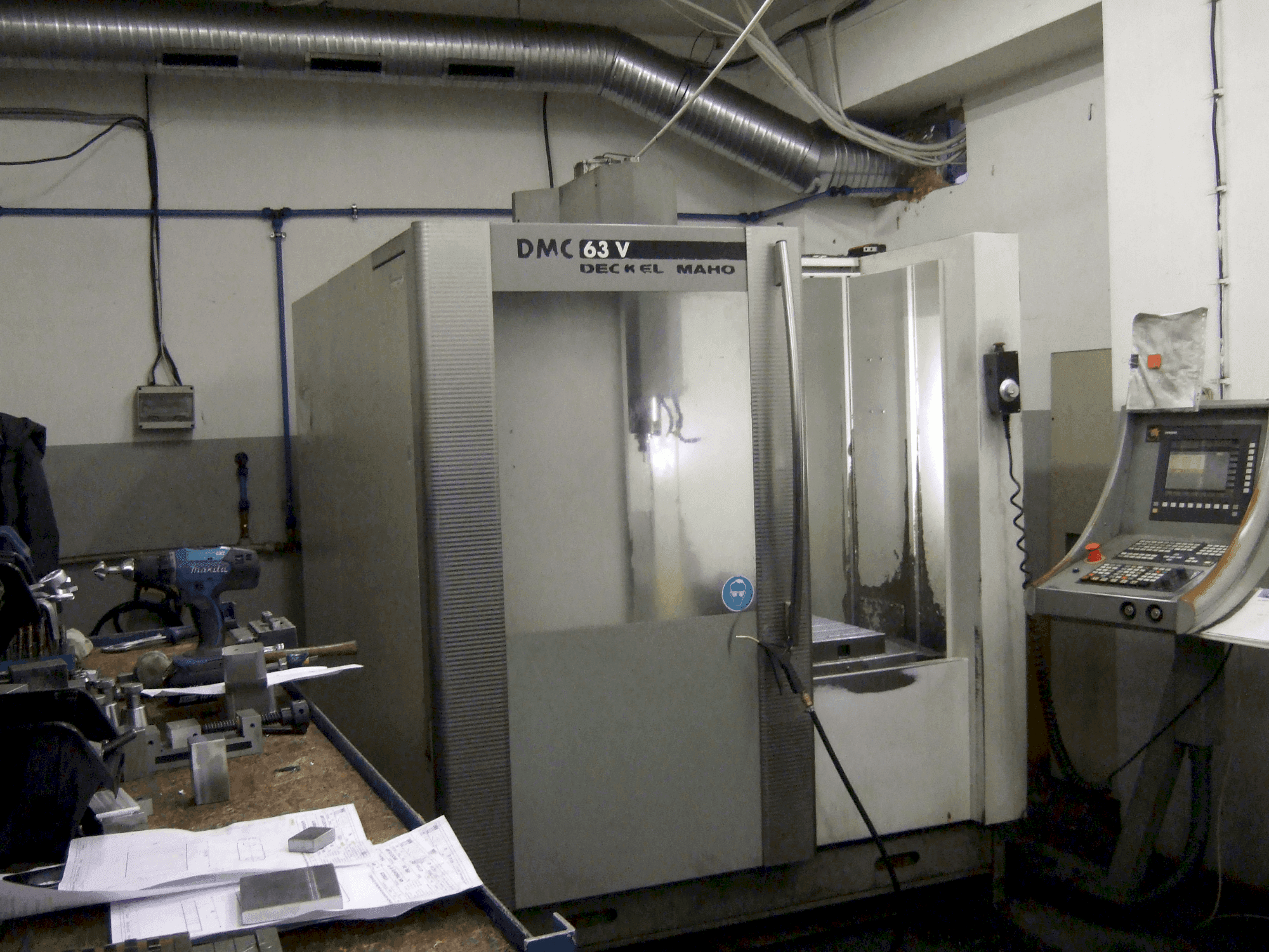 Vista frontal de la máquina DECKEL MAHO DMC 63V
