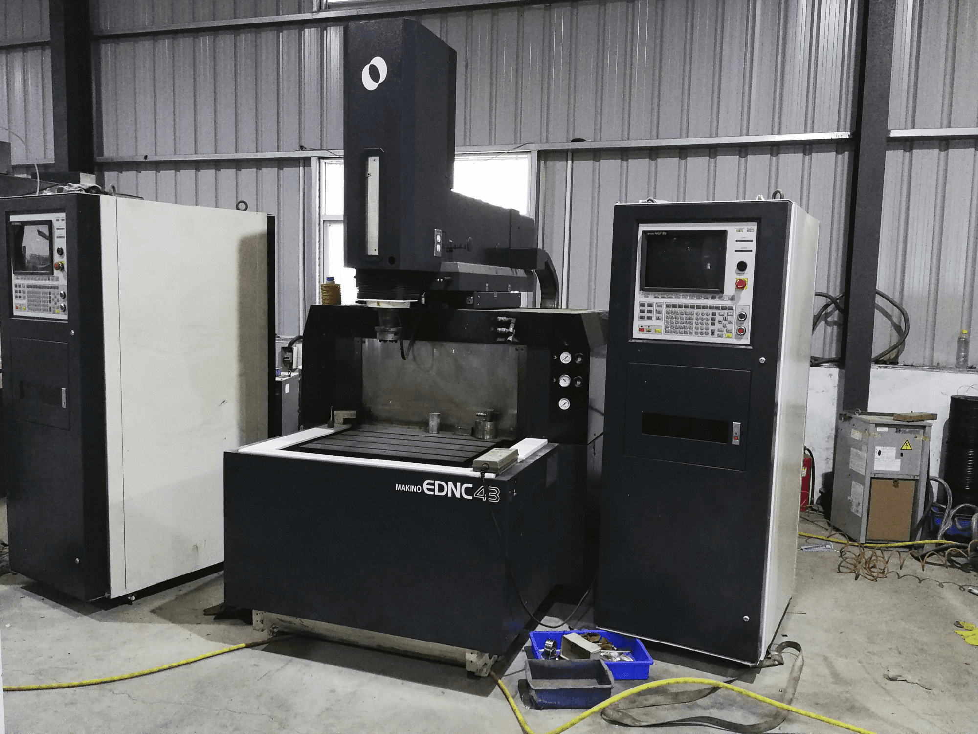 Vista frontal de la máquina Makino EDNC43