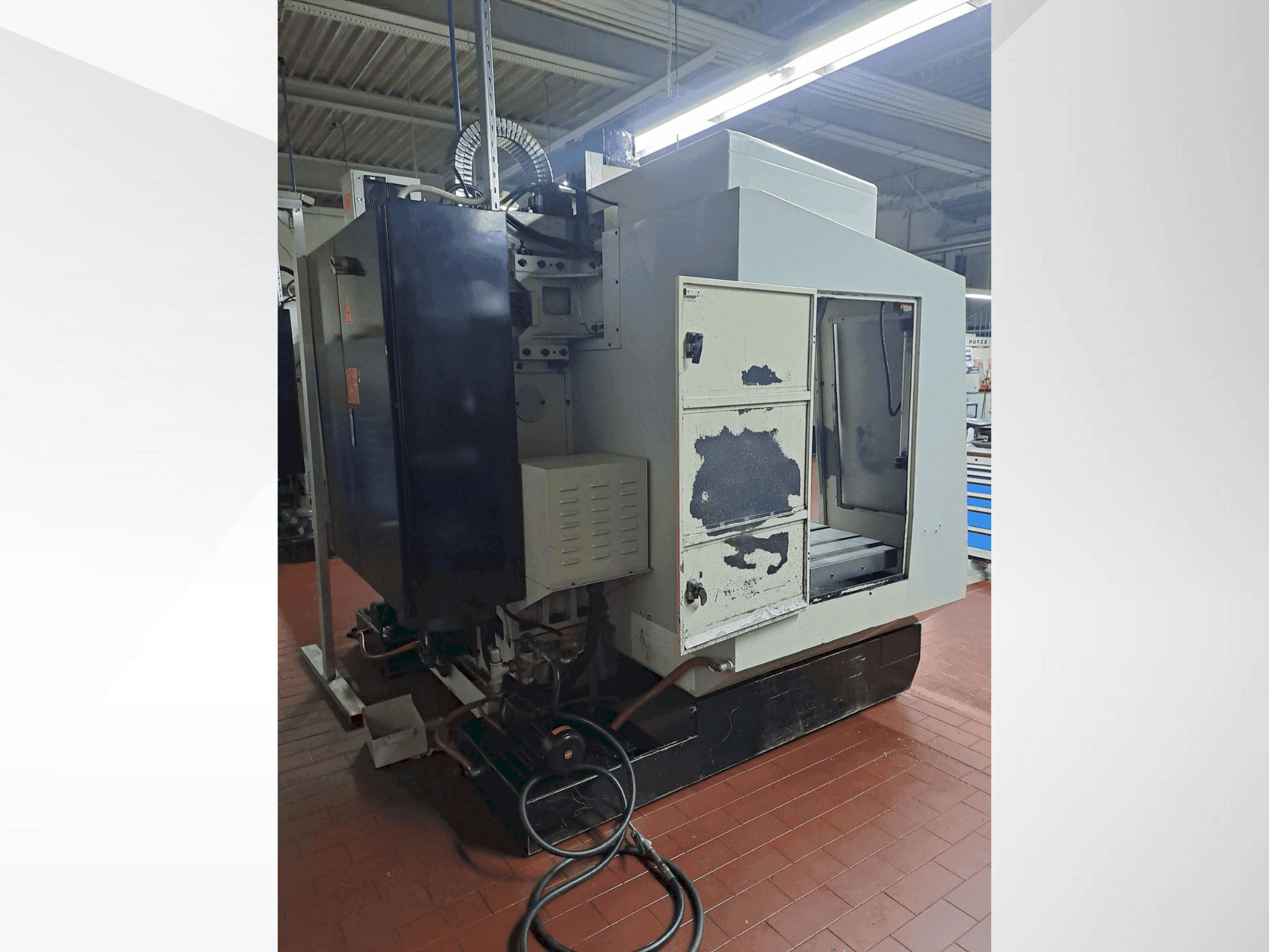 Vista frontal de la máquina Hurco VMX40