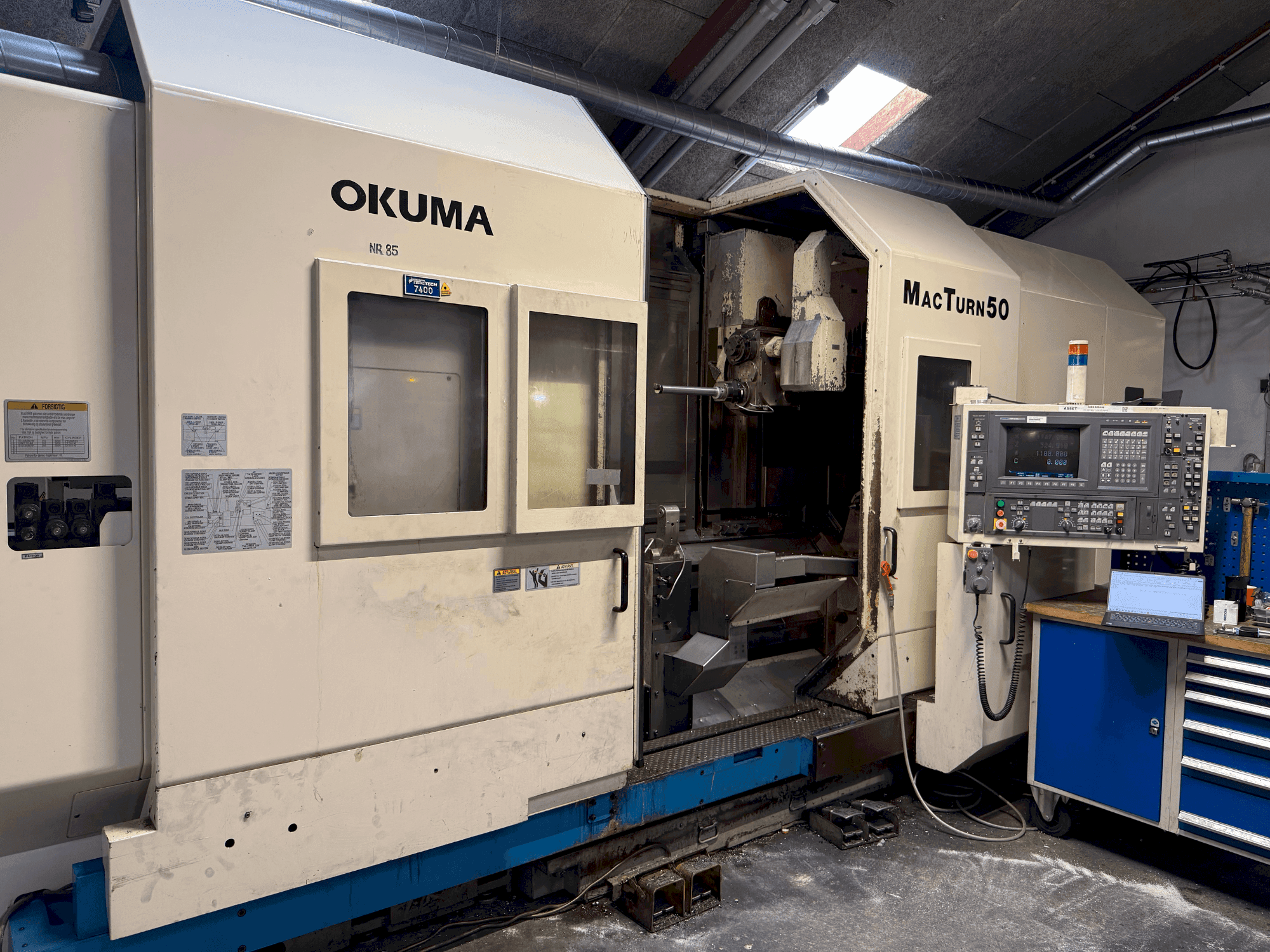 Vista frontal de la máquina Okuma MacTurn 50