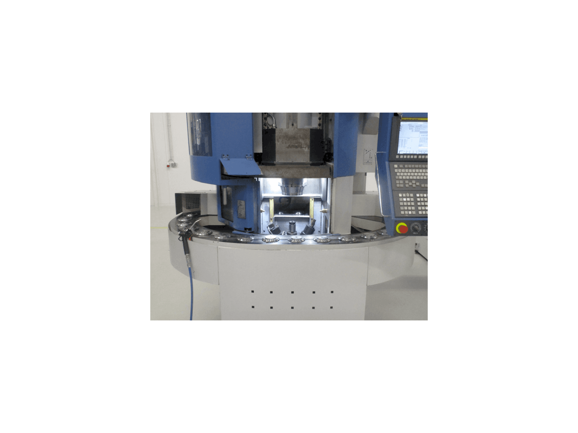 Vista frontal de la máquina EMAG VL3