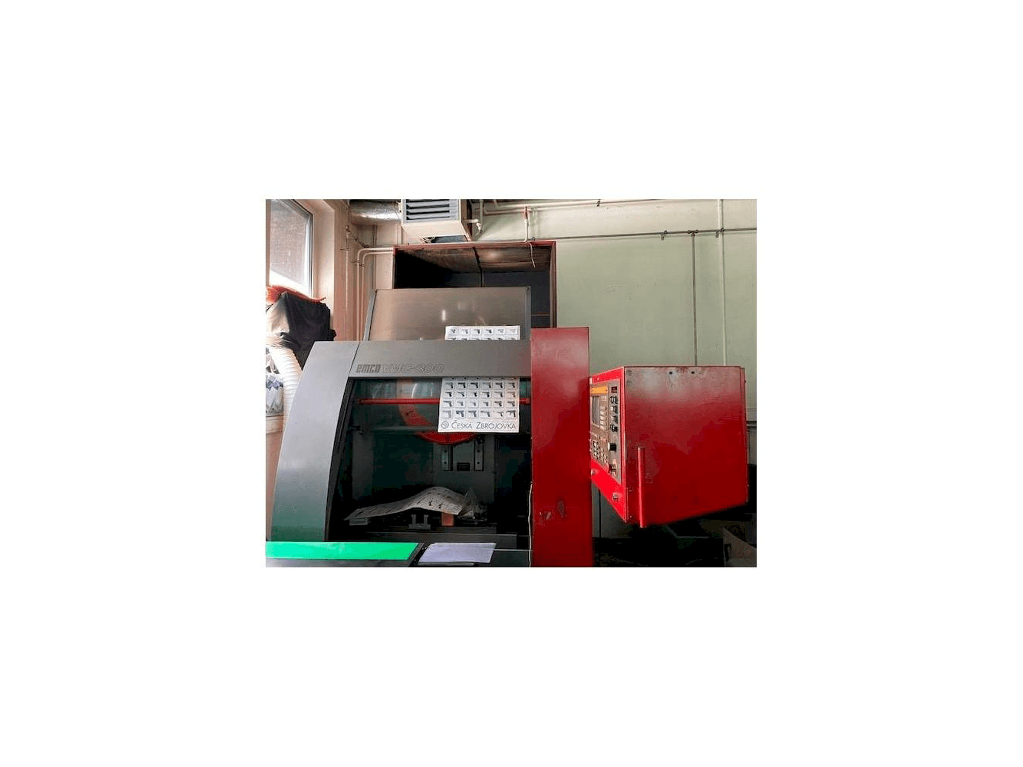 Vista frontal de la máquina EMCO VMC 300