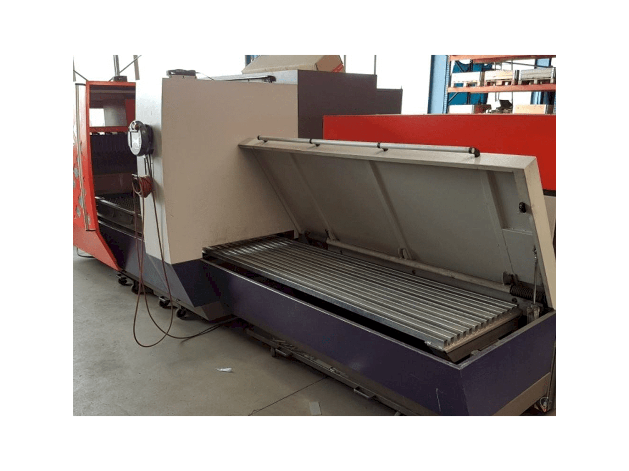 Vista frontal de la máquina Bystronic Byvention 3015