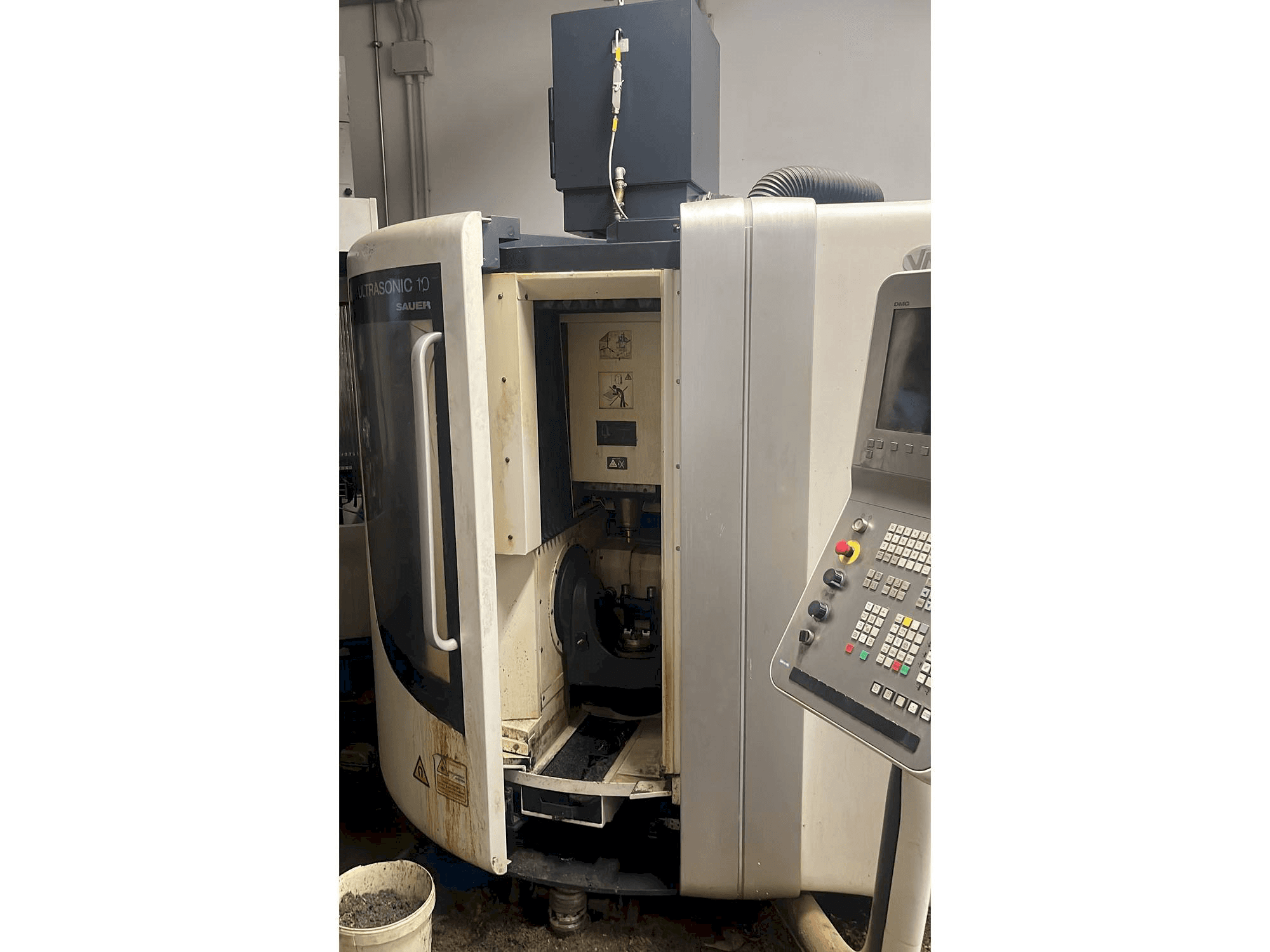 Vista frontal de la máquina DMG ultrasonic 10 sauer