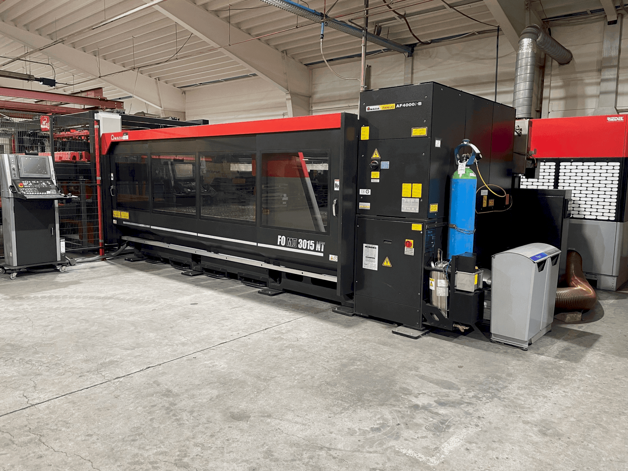 Vista frontal de la máquina AMADA FOM2 3015 NT