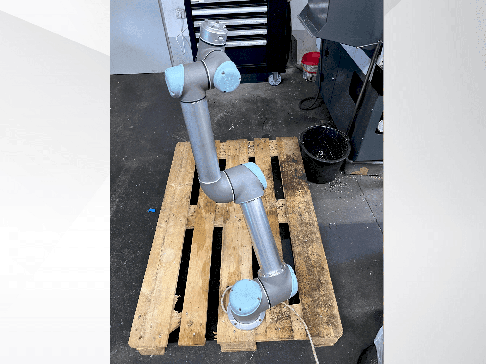 Vista frontal de la máquina Universal Robots UR5 CB3.1